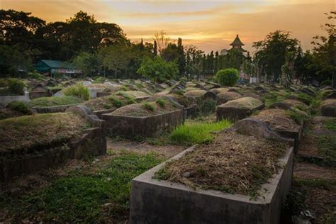 夢到墓地 解夢|周公解夢夢見墓地是什麼意思，夢到墓地好不好